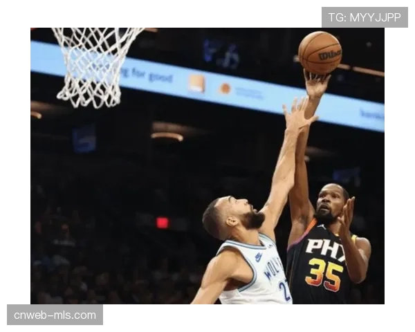 雄鹿阵地战依赖小波特突破分球，缺乏稳定三分投射成隐患